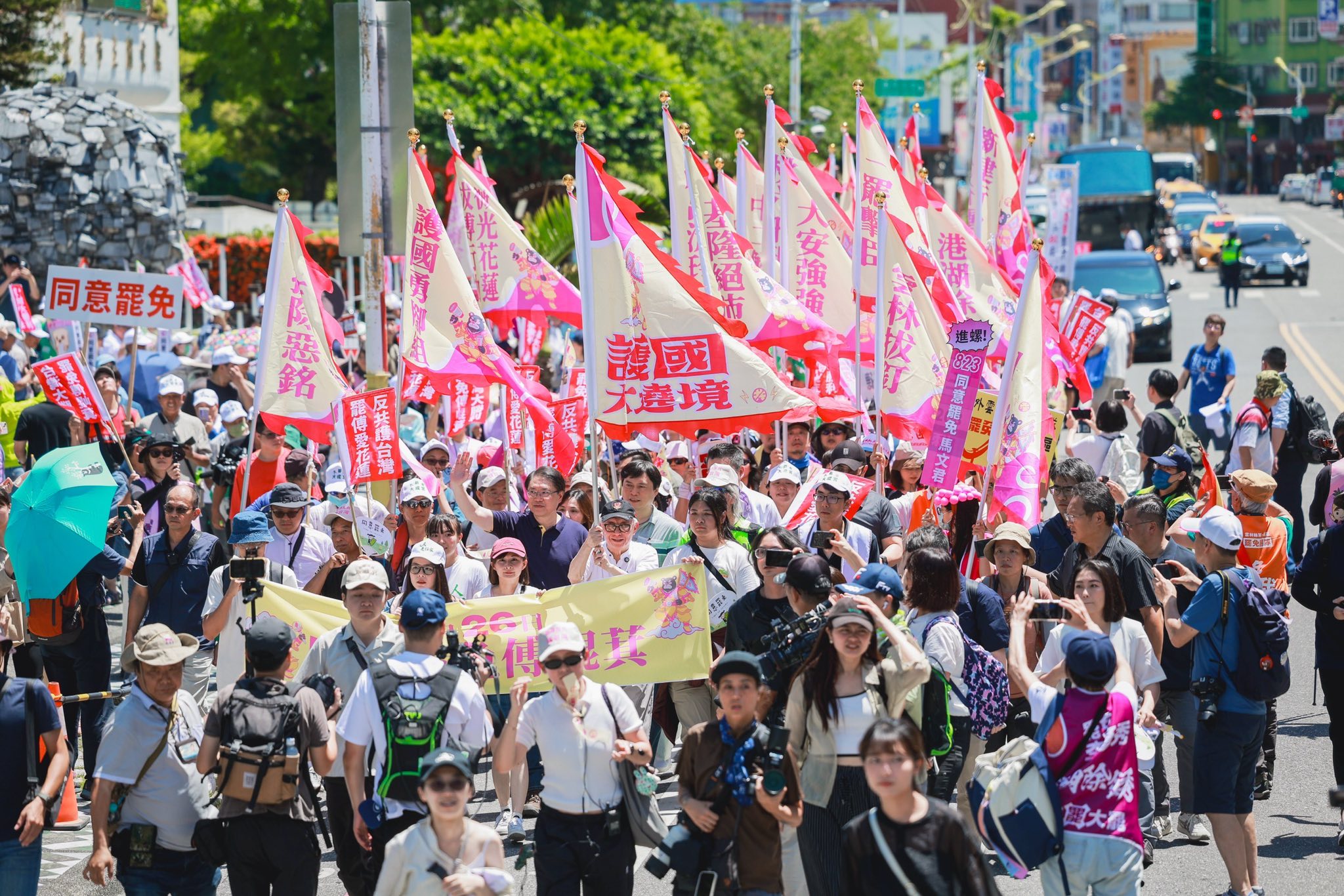 由前聯電董事長曹興誠(圖中掌旗者)發起的反共護台志工聯盟，昨天(4日)起從花蓮展開護國大繞境活動，民進黨秘書長林右昌(圖中藍衣者)也率領民進黨幹部參加。(護國大繞境粉專)