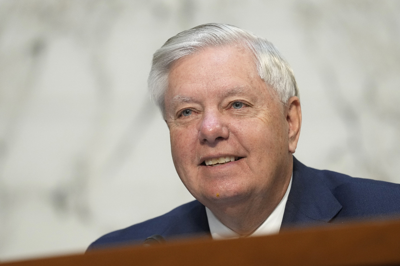 美國共和黨參議員葛蘭姆(Lindsey Graham)(圖)與民主黨參議員布魯門塔(Richard Blumenthal)共同提案，要求對仍持續購買俄羅斯石油、天然氣、鈾與其他出口產品的國家課徵500%的關稅，主要針對中國與印度等國。(美聯社/達志影像)