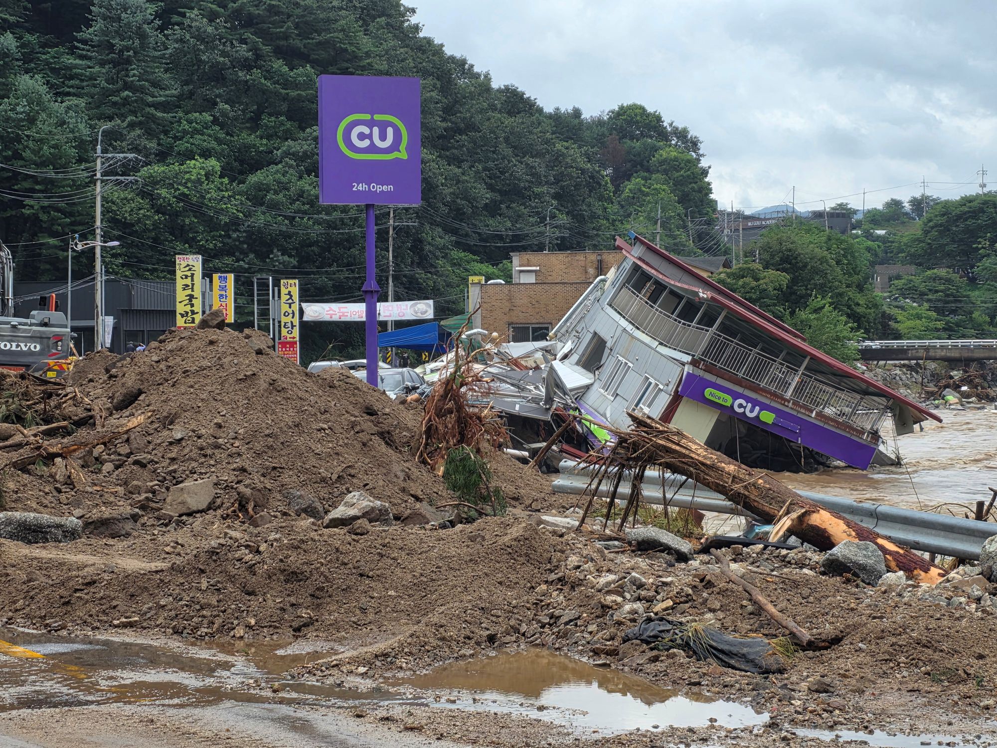 首爾東北部城市加平一家便利商店因暴雨倒塌。(韓聯社AFP)