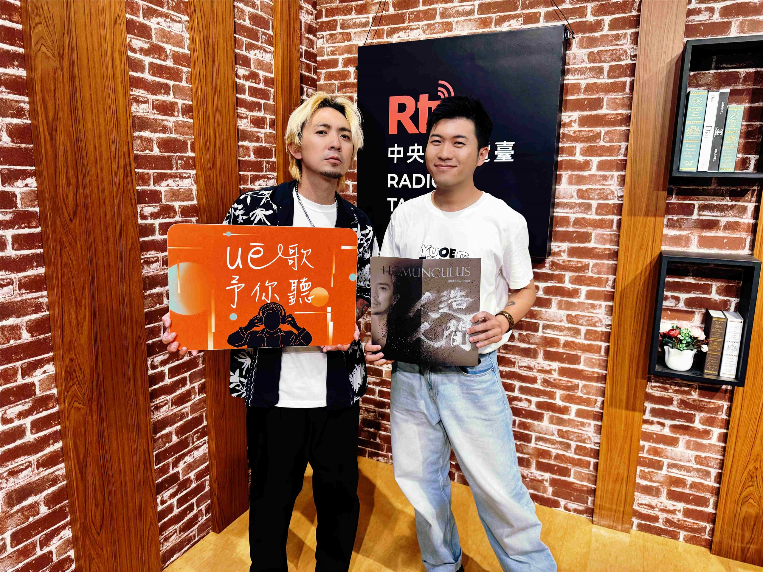 主持人內克與來賓周自從（左）