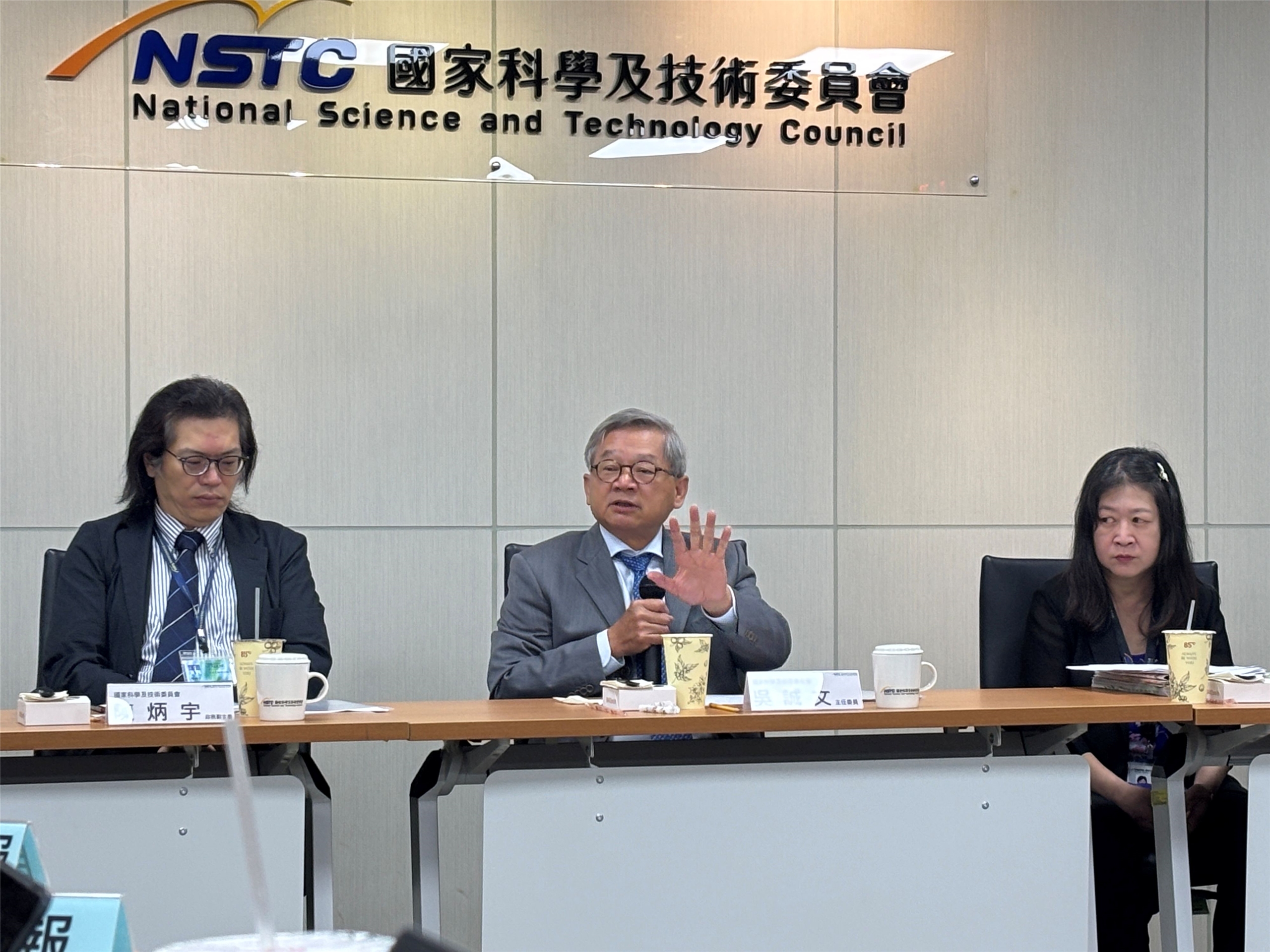 台師大女足球員抽血研究案引發討論，國科會主委吳誠文今天(29日)表示，在整合型計畫架構下所有參與單位都有責任，各單位應盡速展開調查。(楊文君攝)