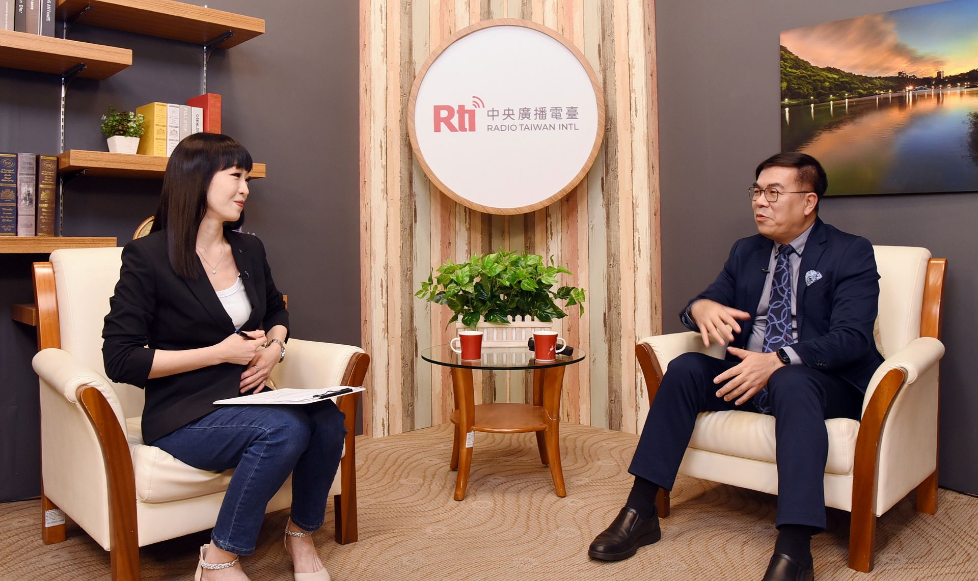 環境部長彭啓明(右)11日接受央廣專訪。(Rti)