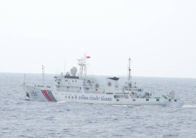 中國海警船於16日，再次以關閉AIS「匿蹤」方式，騷擾我國東沙海域，海巡署立即派遣「巡護八號」前往併航驅離。(海巡署提供)