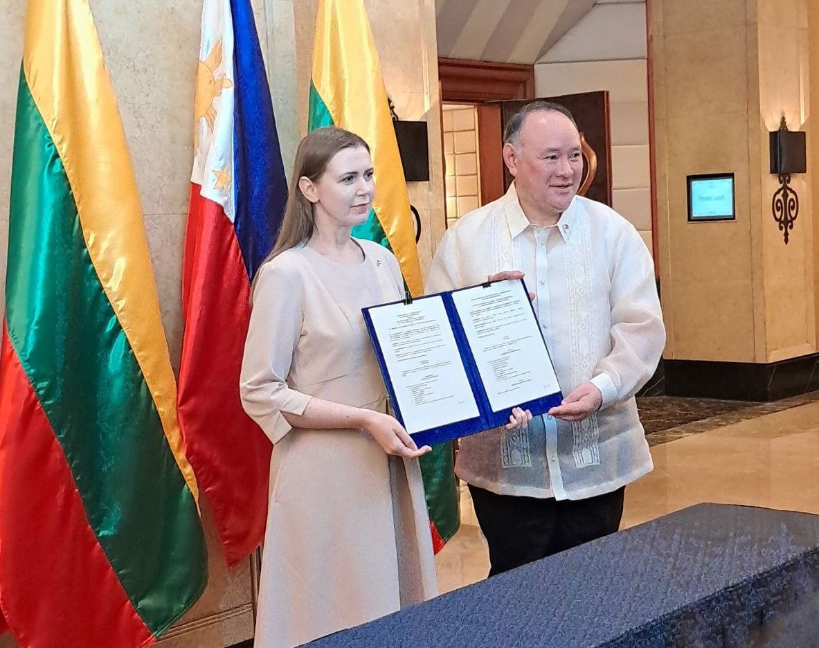 立陶宛與菲律賓的國防部長6月30日在馬尼拉會面，兩人簽署防衛合作備忘錄。(PNA)