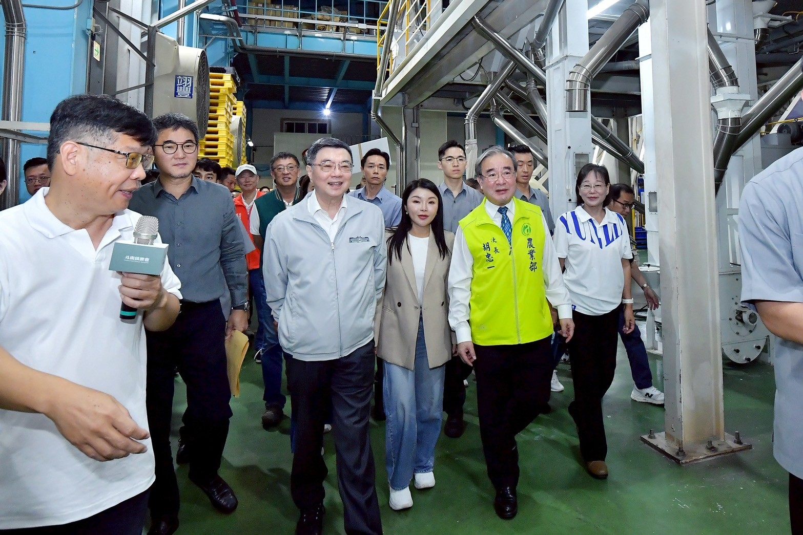 行政院長卓榮泰5日視察斗南鎮農會精米工場公糧儲備情形。 (行政院提供）