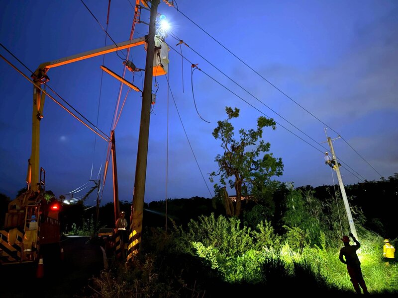 搶修十日夜、守住最後一哩路！為了復電，他們用腳走、用心接… episode artwork