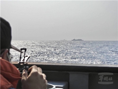 國軍運用海、空兵力，嚴密掌握山東號航艦编隊動態。(國防部提供)