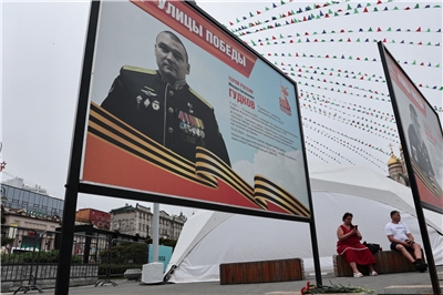 俄羅斯官員3日表示，俄海軍副司令古德科夫(Mikhail Gudkov)少將近日在俄烏衝突中於庫斯克州陣亡。圖為消息傳出後海參威民眾在其肖像前獻花。 (路透社/達志影像)