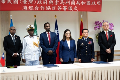 我國海巡署與索馬利蘭共和國海岸防衛隊，24日簽定「海巡合作協定」，見證我國推動海事外交的堅成果。(楊仁翔 攝)