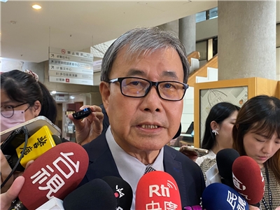 教育部長鄭英耀24日受訪時，針對中國選手在德國舉行的世大運搶奪我跆拳道男團奪牌賀電的行為，直指：野蠻！土匪！同時呼籲國際懲罰中方這種不當行為。(吳琍君攝)