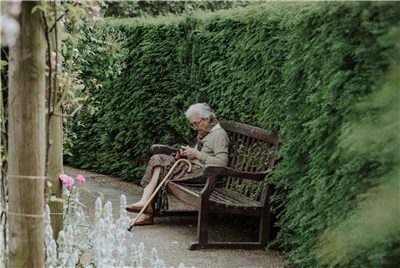 日本厚生勞動省25日指出，2024年日本女性平均壽命為87.13歲，在各國公布的相關數據之中為全球之冠，且是連續第40年位居榜首。示意圖。 (圖：unsplash)