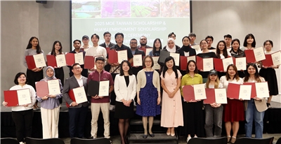 葉非比（中）與獎學金獲獎者合照。（陳億佩攝）
