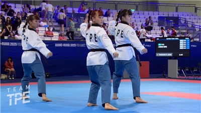 德國世界大學運動會18日台灣代表隊傳來好消息，跆拳道女子品勢團體賽，靠著楊長螢、郭彥妤、陳歆雅，在決賽以8.849的高分擠下韓國順利摘金，這也是台灣代表隊在本屆的首金。 (圖擷自YT@SSUtv Sports)