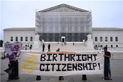 反川民眾上月在美國最高法院前拉布條示威抗議。 (檔案照)