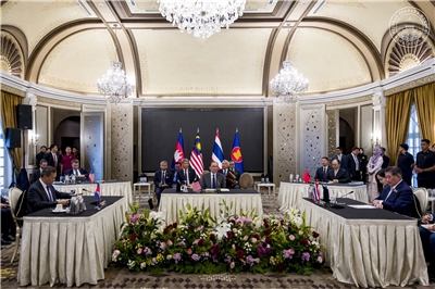 泰國代總理普譚(Phumtham Wechayachai,右)和柬埔寨總理洪馬內(Hun Manet,左)28日在馬來西亞舉行談判後同意停火。會談由東協輪值主席國、大馬總理安華(Anwar Ibrahim,中)主持。 (圖:X@anwaribrahim)