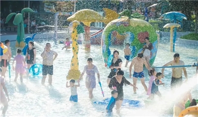 中國不少地區7月以來進入酷暑狀態，氣溫屢創新高，許多地區午間氣溫突破40度。圖為中國民眾戲水消暑。(圖：微博)