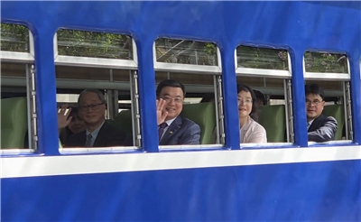 行政院長卓榮泰(中)30日在國家鐵道博物館首階段開放開幕典禮上致詞時，以鐵道談國政，呼籲「不同意見需交流，非永遠平行」。(江昭倫 攝)