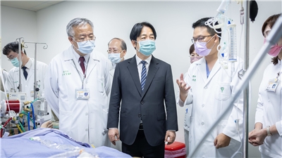 台電員工搶修觸電命危，賴清德總統親赴台南探視指示全力搶救。(圖：總統府)
