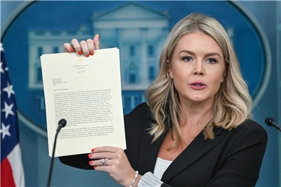白宮發言人李威特(Karoline Leavitt)7日在記者會上，展示美國總統川普致日本首相石破茂的信函。 