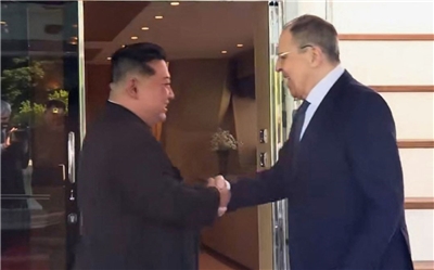 北韓領導人金正恩(Kim Jong Un)在平壤與俄羅斯外交部長拉夫羅夫會談。(AFP)