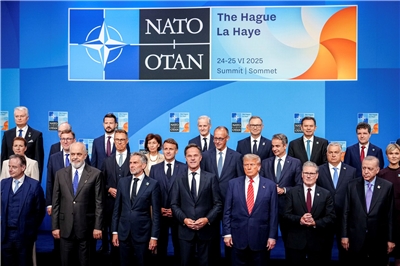 美國總統川普(Donald Trump，前排右3)和世界領袖6月25日齊聚荷蘭海牙準備召開北約領袖峰會。(美聯社/達志影像)