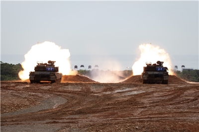 M1A2T戰車10日執行「換裝射擊訓練」，對移動標靶射擊「翼穩脫殼穿甲訓練彈」，展現優異接戰效能。(楊仁翔 攝)
