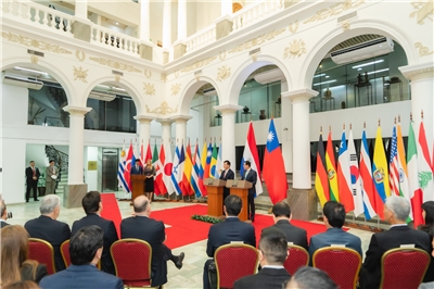 外交部長林佳龍與巴拉圭外交部長拉米雷斯12日會談後共同召開記者會。(圖取自林佳龍臉書)