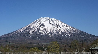羊蹄山（ようていざん），位於日本北海道後志支廳，標高1,898米，是一座成層火山。由於其形態很像富士山，而被稱為蝦夷富士（えぞふじ）。屬於支笏洞爺國立公園。日本百名山之一(圖取自維基百科)