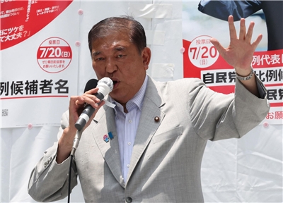 圖為日本首相石破茂(Shigeru Ishiba)在大阪輔選。