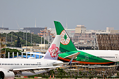 颱風丹娜絲影響空中交通，7日部分國際線航班也有異動，旅客搭機前要留意航班資訊。(圖：中央社)