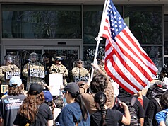 美國總統川普擴大打擊非法移民，引發示威潮。圖為洛杉磯聯邦政府大樓前的示威群眾。