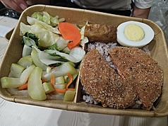 MD
營養師揭健康餐盒4地雷
外食族身材管理挑戰多，有營養師19日提醒，選擇健
康餐盒也可能踩雷，務必要避開蔬菜量不足、澱粉多
於蛋白質加蔬菜、蔬菜量不足、松阪豬與牛腩等隱藏
熱量殺手選項。圖為便當示意圖。
中央社記者陳婕翎攝  114年6月19日
