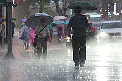 氣象署發豪雨特報 宜花東、中南部及北部山區警戒。
