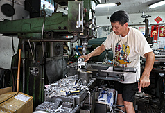台灣經濟研究院公布5月製造業景氣燈號，由代表景氣「低迷」的黃藍燈轉為代表「衰退」的藍燈。圖為台北市大同區的製造加工業者作業情形。(中央社資料照片)


