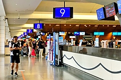 受颱風薇帕影響，華航、星宇、長榮飛往香港航班出現異動。圖為桃機旅客。