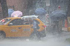 低壓帶及西南風影響 高屏台東等地防豪大雨。示意圖。
