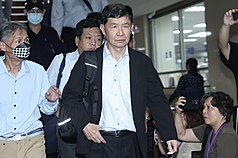 台北地方法院1日審理京華城案，傳喚前台北市副市長彭振聲（中）出庭；彭振聲開庭前聽聞妻子過世消息痛哭失聲，隨後向法庭請假準備回高雄。

