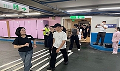 全民防空演習7月登場，台北市部分預定17日實施，屆時將進行交通管制，北市府提醒民眾及國內外旅客配合，圖為百貨賣場提前進行防空疏散避難演練（商業處提供）
