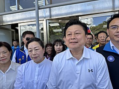 LG
花蓮藍營反罷活動 傅(山昆)萁會前受訪
國民黨花蓮縣黨部1日舉辦「反惡罷團結大會」，是
大罷免以來花蓮藍營首場大型反罷免活動，立法院黨
團總召傅(山昆)萁（前右）與妻子徐榛蔚（前左）到
會場，接受媒體聯訪。
中央社記者李先鳳攝  114年7月1日
