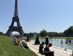 6月30日起熱浪肆虐歐洲，巴黎市民各出奇招，對抗炎熱的天氣。巴黎艾菲爾鐵塔鐵塔頂層關閉，塔前的
大型水池成了好去處，讓民眾盡情消暑，既降溫又有美景。