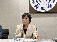 颱風丹娜絲重創台南及嘉義等地，內政部長劉世芳(圖)今天(15日)表示，將專案報請行政院通過，以受損面積與是否有居住事實等原則，核發受災戶新台幣2.5萬元至10萬元不等慰助金。(資料照/中央社)

