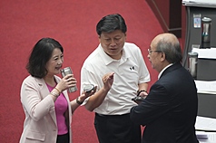 立法院4日召開院會，排審規模新台幣4,100億元的「因應國際情勢強化經濟社會及國土安全韌性特別條例」。國民黨立法院黨團總召傅崐萁(中)與民進黨立法院黨團總召柯建銘(右)、民進黨團幹事長吳思瑤(左)在議場中交換意見。(中央社)
