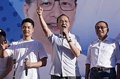 PD
國民黨北市府前反惡罷  朱立倫籲投不同意票
為反制大罷免，幫5明國民黨籍台北市立委催票，國
民黨台北市黨部5日在北市府前廣場舉辦首場大型造
勢，黨主席朱立倫（中）到場宣講，要北北基桃各地
大家一起來動員、一起來造勢。右為新北市長侯友
宜、左為台北市長蔣萬安。
中央社記者徐肇昌攝 114年7月5日
