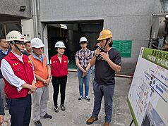 颱風丹娜絲逼近，高雄市長陳其邁（前左）5日下午前往楠梓區右昌抽水站等地視察防汛整備情形。（高雄市水利局提供）

