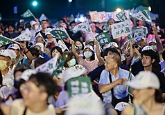 PD
民團為大罷免催票辦晚會 民眾響應支持（2）
大罷免行動進入第3階段，反共護台志工聯盟5日晚間
在立法院外舉行「罷免是愛．反共護台晚會」，現場
湧入大批支持民眾，以行動表達力挺。
中央社記者張皓安攝  114年7月5日
