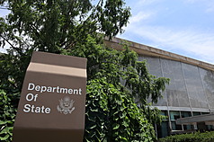 美國國務院表示，台灣總統過境符一貫政策，秉持安全尊嚴原則。圖為國務院一處入
口。