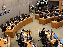 中央氣象署5日發布丹娜絲颱風陸上颱風警報，台北
市長蔣萬安（後左3）6日主持颱風整備會議，請相關
單位注意路樹、招牌、塔吊機具的檢查與加固。
