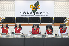 颱風丹娜絲逼近，行政院長卓榮泰（中）6日視導颱
風丹娜絲中央災害應變中心，提醒做好萬全防災準
備。右2為內政部長劉世芳，左2為行政院秘書長龔明
鑫。