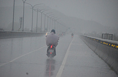 受颱風丹娜絲影響，台東6日清晨持續下雨，南迴地
區截至上午9時，累計雨量逾200毫米。
