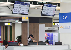 颱風丹娜絲來襲，華信航空、立榮航空宣布7日上午所有國內線航班取消。圖為台北松山機場國內線櫃檯公告取消航班資訊。(圖：中央社)
